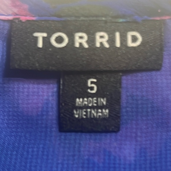 Torrid Top Blue Floral Short Sleeve Lace Trim/ Peplum NWOT Sz 5 - Picture 10 of 13